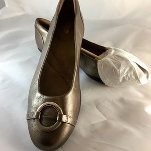 Clarks size 8.5 pewter flats